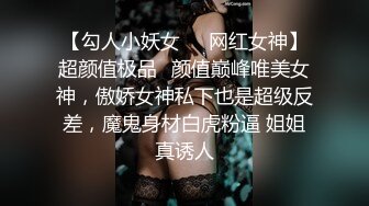 嗑药了的纹身荡妇在车子后排座帮我口交