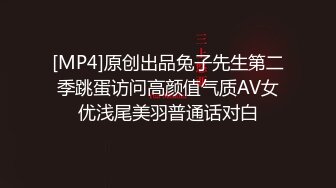 姑娘你好骚啊，在床上被小哥强行扒光，大鸡巴插进嘴里立马老实的给小哥口交，让小哥抠逼各种抽插草瘫在床上