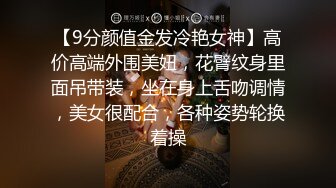 ❤️5个嫩妹小姐姐，挑一个来操，其他旁边观战，撩起衣服看美乳，细腰大长腿，骑乘位爆草小骚逼