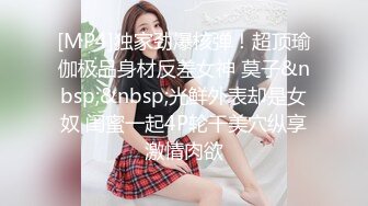 穿着浅蓝色轻飘飘百褶裙美女 逛街裙子被风吹起内裤全露出发现用手去捂已经晚了