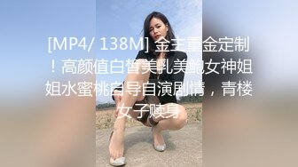 幾個年輕小夥套路壹個愛玩遊戲的圓框眼鏡妹子酒店暢玩,妹子開始有點害怕,輪番上陣