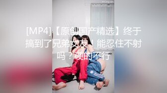 棒球服活力美女身材超赞,亲戚来了不方便大秀,脱了上衣看看奶凑合下