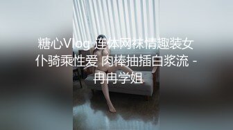 公共厕所偷拍皮靴少妇