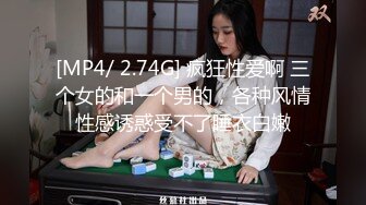 气窗偷拍可爱小美女下班回来洗澡