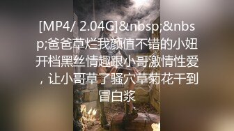 老公出差约俩单男，一个操一个拍视频回头发给老公欣赏！艹得可爽啦，还想要再来一次！