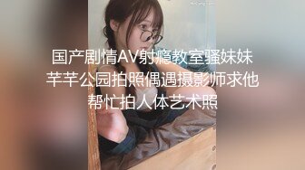 饥渴美少妇，露奶白色衣服，手指掰穴私处粉红色不停的揉搓阴蒂