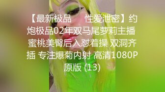 白衣丰满小姐姐看着就想狠狠抱住亲她操她，白白嫩嫩跪爬吸允鸡巴托住翘臀啪啪大力抽送湿润好爽