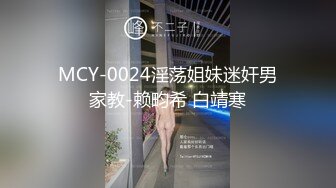 骚妈带着女儿一起直播大秀，露脸换上性感的黑丝漏奶情趣装刺激狼友，淫声荡语不断道具不停抽插骚穴好刺激