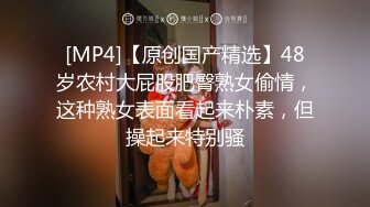 豪乳美女拿脚揉搓美乳，爽得御姐嗷嗷惨叫，性瘾大，完了还要自慰插骚穴！