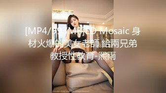 美臀少妇配上开档黑丝、丁字裤绝对诱惑人