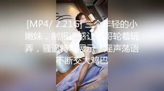 电影院门口 男子帮女生整理衣服力度太大 奶子露出来了都不知道