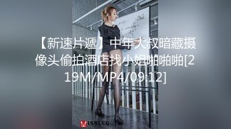 推荐 熟女模特唐静掰穴拍写真，摄影师怼着逼拍摄闻到尿骚味 (2)