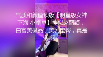 漂亮少妇戴着眼镜,一穿上情趣内衣就变得风骚无比