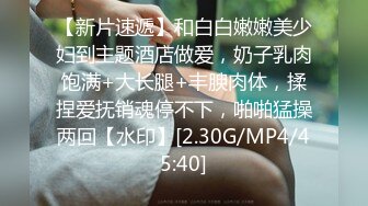 [MP4/ 647M] 骚货来袭！多年未见如此骚逼小贱货，被两大汉3P爆插，撩下花裙一对爆乳，双屌一起舔，轮番上阵操骚