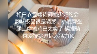 澡堂子内部员工偷窥几个白嫩的少妇洗澡吹头发顺带吹一下B毛