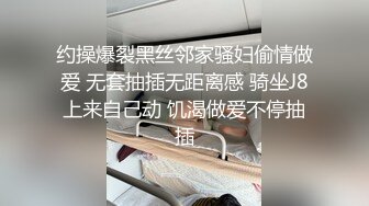 豹纹小少妇露脸精彩演绎，房间里好几哥