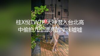 剧情两个大汉冲进房间，绑住老公面前干老婆，前后夹击操逼，按住一顿输出，让老哥看着被狠狠干