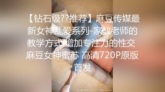 两个黑鬼玩弄中年少妇，两个大鸡巴一起插进逼里搅拌，后入干了骚逼干菊花，激情上位草出白浆