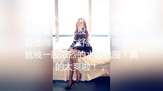 胸前纹身性感十足美女玩SM绑在架子上，性感吊带黑丝袜，项圈口塞吸蛋舔菊，骑乘打桩抽插美臀，第一视角后入