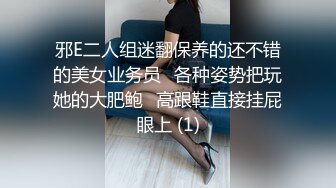 黑裙美少妇和老公逛商场真空无内出门整个肥臀一览无遗诱人美缝让人想进入一探究竟