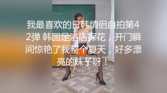 JK制服小学妹表面看起来很乖巧可爱，裙底却是开裆黑丝袜来见主人，只为了爸爸能随时插入！