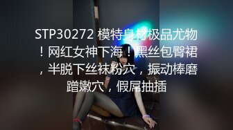 和颜值女友一起做点特别的事，一边让女友吃鸡一边看着AV女优做爱，女友还笑着问了：感觉刺激么