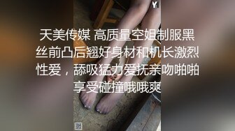 [MP4/ 589M] 健身小骚货找牛郎！两男一女激情大战！大黑屌轮流吃，坐在桌子上一顿操，骑乘位肥臀猛坐