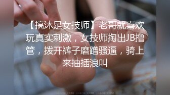 熟女人妻 在家光着屁屁吃大洋吊 展示她一流的口活 边吃边摸逼 最后口爆吃精