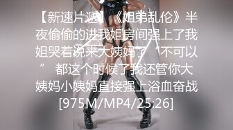 酒店女厕偷拍美女服务员❤️只顾玩手机转圈围拍.mp4