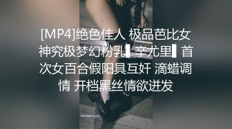 大B哥探花之约了个赚外快的人妻少妇，玩的开很配合直接在沙发上搞，小心的舔鸡巴，各种体位抽插后入干射