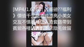 服装商城 偷拍买衣服的的小妹 本来光线不好 却刚好有一束光照在她的B上 真是天意啊