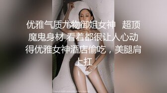 被校园趣贷套路后后无力偿还的女生被收债的脱光衣服往逼里面灌水,还说下次不还钱就灌海天酱油