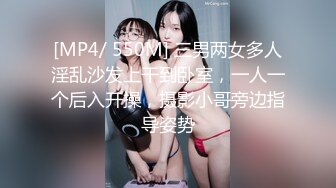 女友手撑在床上 大屁股被主人蹂躏