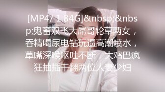 纯情碎花连衣裙丰满小姐姐，撩起裙子看双腿之间神秘洞洞，小哥有福了