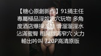 乖巧的小少妇露脸漏着骚奶子撩骚大哥激情啪啪，口交乳交大鸡巴玩弄，表情好骚激情上位逼推鸡巴滑入阴道抽插