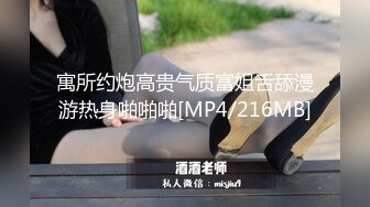 商城跟随偷窥两闺蜜 白裙白长靴美女 黑骚丁看着很性感