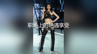 『柚子猫』劲爆网红美少女性感黑丝小脚足交，精液被射在匡威鞋里穿上继续做爱，扶腰后入紧致嫩穴